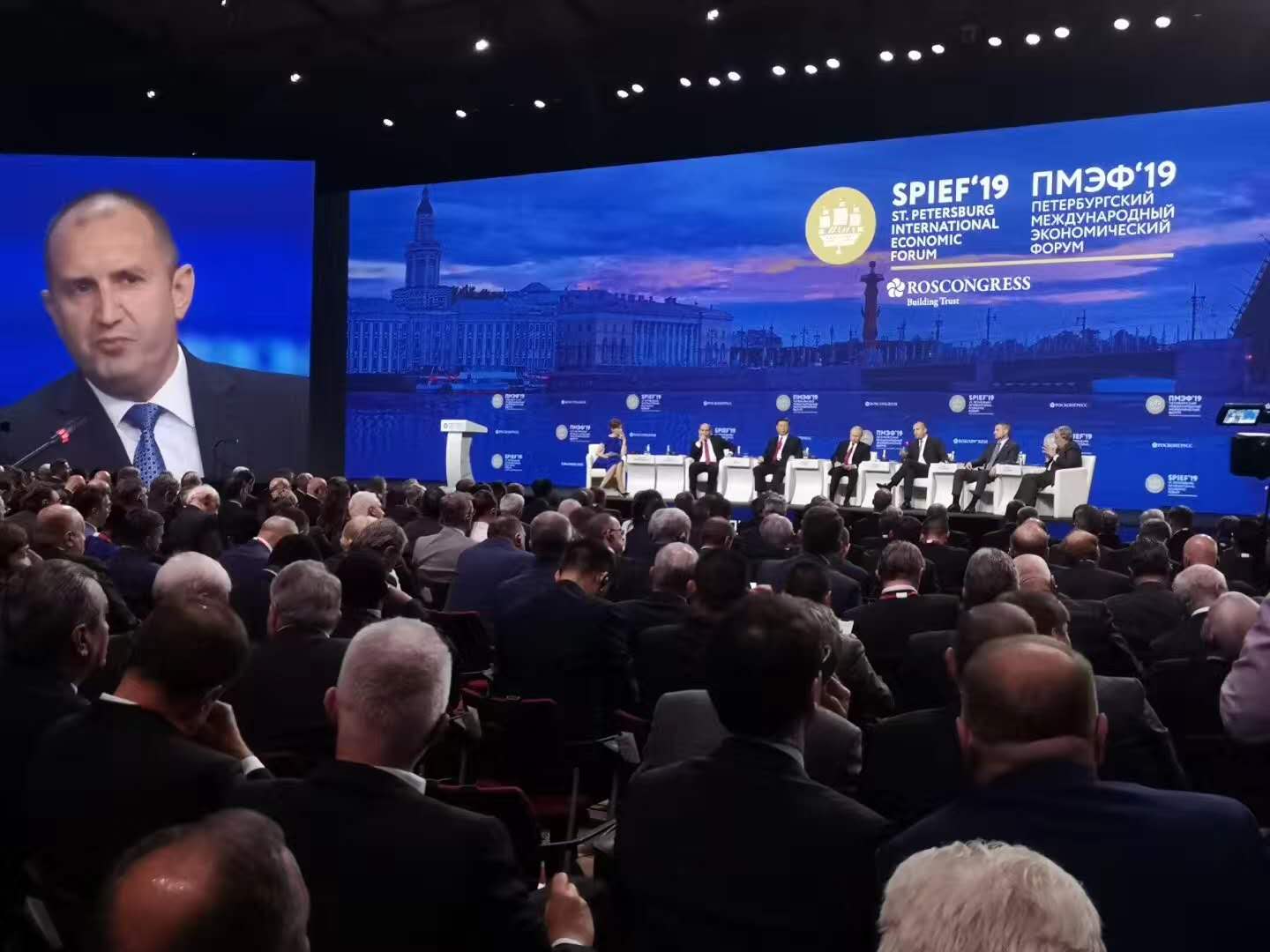 1560328379734852.jpg 圣彼得堡經(jīng)濟(jì)論壇現(xiàn)場1 (1).jpg